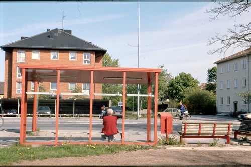 Busshållplats tiansvägen 2000-05