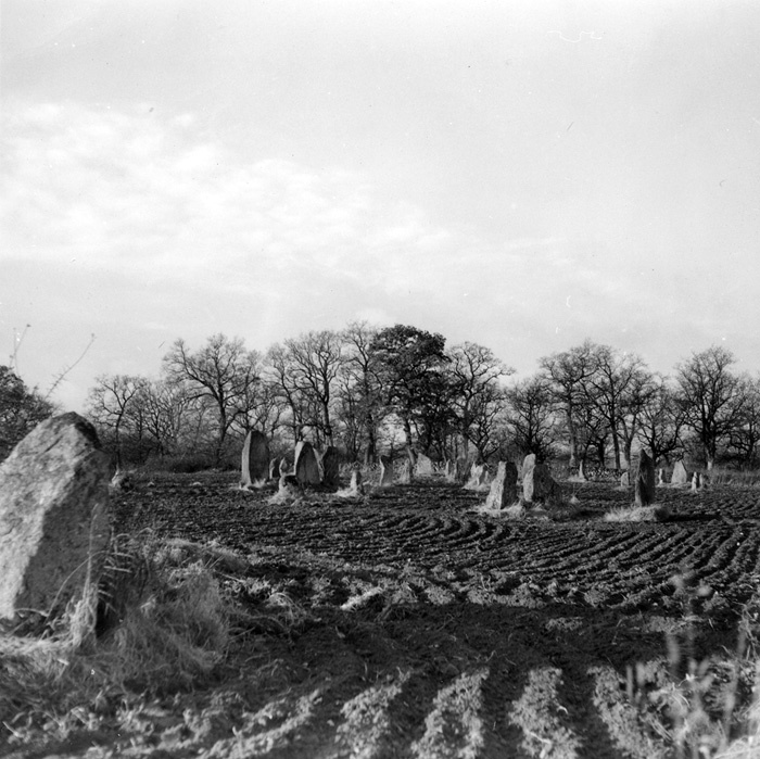 Gravfält med resta stenar från N.O.