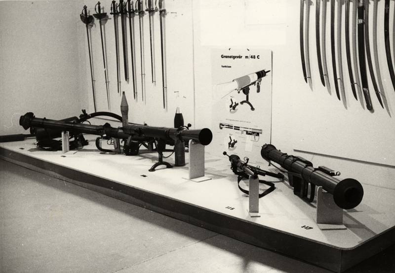Utställning med granatgevär m/48C. På väggen ba...