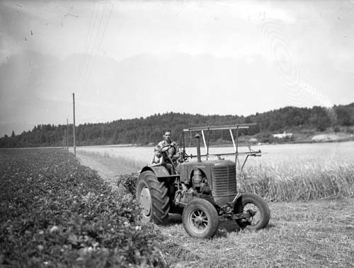 Hugo Holmer traktorbindare Vånga.