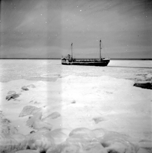 Snömotiv år 1956. Båt  i hamnen.