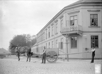 Hästtransport med stenblock, Östra Ågatan, Kris...