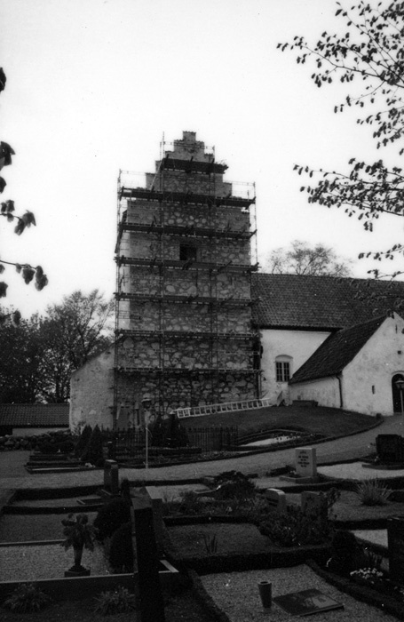 Skårby kyrka från 1742, yttre renovering våren ...