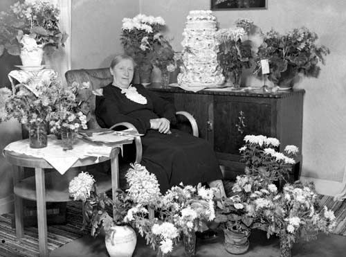 Fru Bengta Björk 70 års dag m. blommor Arkelstorp.