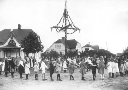 Midsommardans på Egna Hem omkr. 1920.