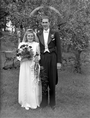 Sonja o Sven Svensson brudpar ute Krogshult.