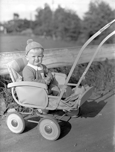 Henning Rydbergs pojk sitt i barnvagn Tollarp.
