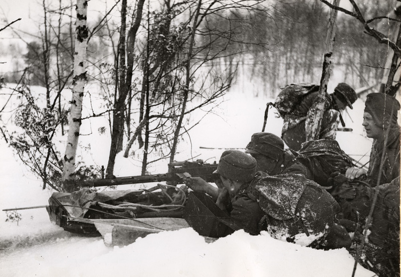 Soldater med en kulspruta. 