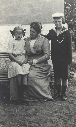 Mamma, Sven, Ingegerd. Skelderviken 1915.