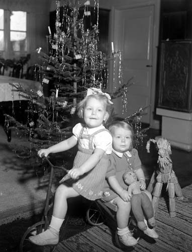 Gunnar Henriksson 2 barn på trehjuling Mannestad.