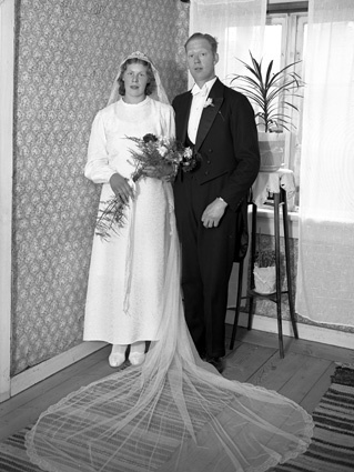 Karl Haaks bröllop brudparet stående Staversvad.