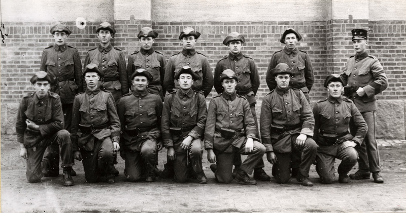 Soldater framför en kasernbyggnad.