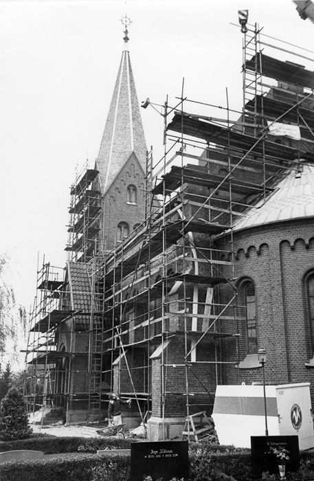 Flädie kyrka under renovering 1985.