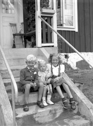 Hilding Linders 3 barn på trappa Vånga.