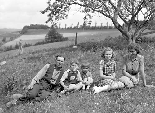 Hugo och Elna Rosèn med barnen Hubert, Åke och ...