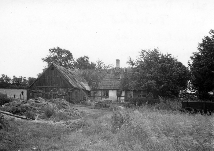 Småbrukargård, Frillestad 20, byggd tidigt 1800...