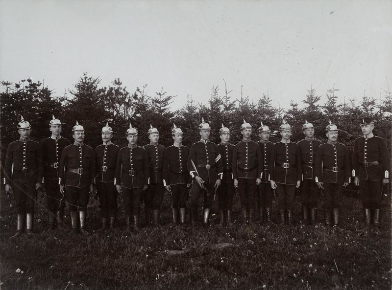Gruppfoto officerare i hjälmar A 3.