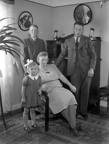 Janne och Frida Frid med barnen Stig och Hilkka...