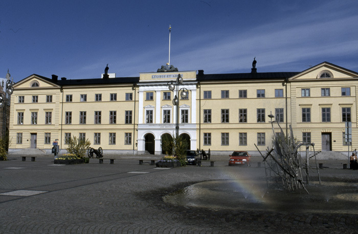 Stora Kronohuset samt konstverket Ikaros på Sto...