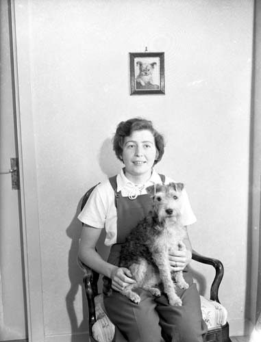 Gösta Nilssons fru (kronjägarens) o hund Skärsnäs.