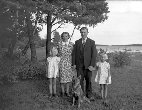 Albin Ekdahl m. familj vid stranden Barum.