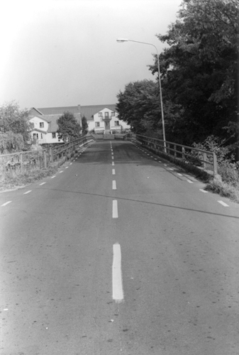 Vägparti  vid  bron i  Gärds  Köpinge.