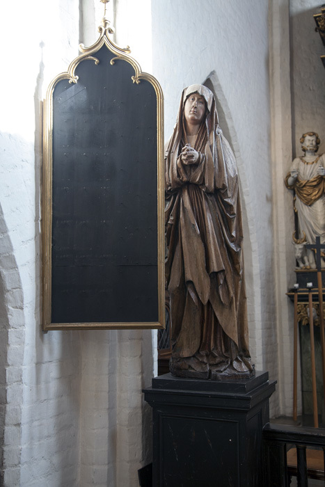 Skulptur vid koret i S:ta Maria kyrka i Ystad. ...