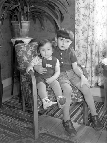 Emil och Betty Nilssons barn Bert och Bo, Dyneb...