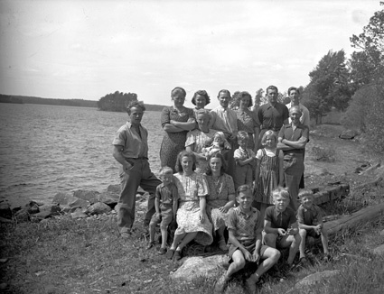 Grupp vid sjön (Ola Svensson) Skärsnäs.