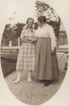 Agnes och Ingegerd  (Isse) 1924.