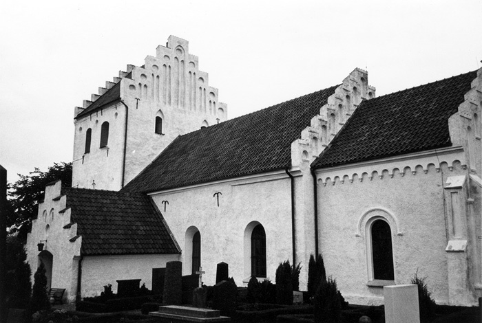 Glumslövs kyrka sedd från sydost.