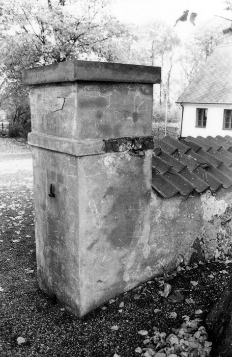 Kyrkogårdsmuren vid Görslövs kyrka 1989.