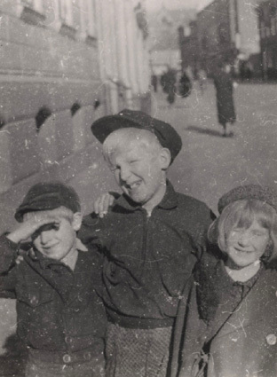 Vår 1938. Gatans barn.