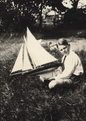 Sven med sin båt i Skälderviken, 1918.
