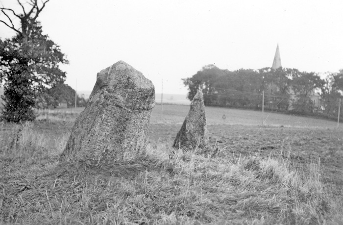 Två av Thule-stenarna. Västra Strö kyrka i fonden.