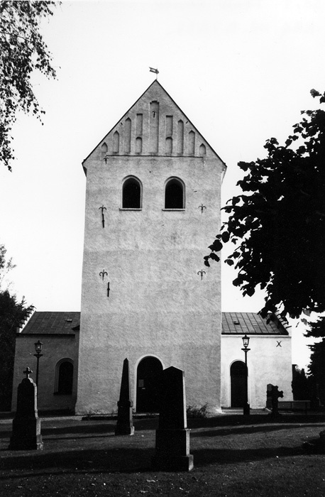 Härslövs kyrka sedd från väster.