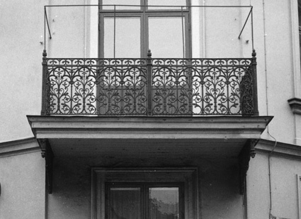 Balkong hörnet V. Storgatan 66 och Ö. Ågatan 3.