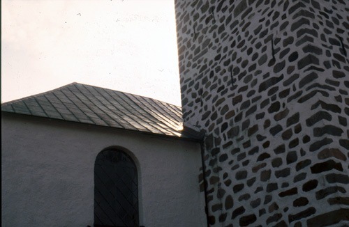 Färingtofta kyrka, skador norr om tornet