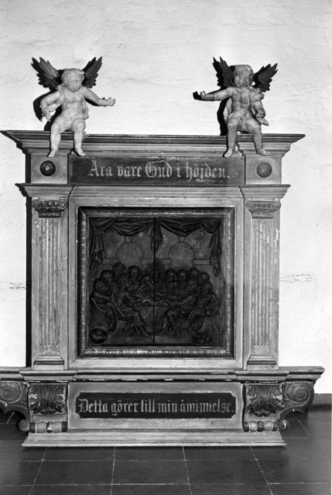 Högestad kyrkas gamla altaruppsats.