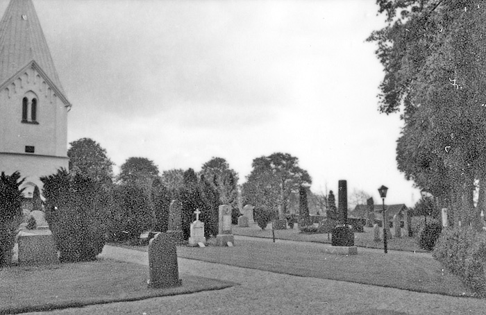 Västra Ingelstads kyrkogård och kyrka.