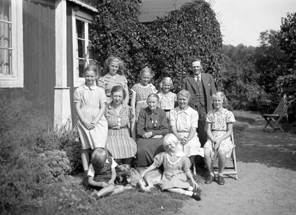 Familjen Mattisson m.fl. i trädgården Snäckestad.