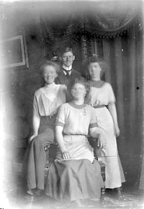 Calle, Helga, Betty och Edith 18/7 1911