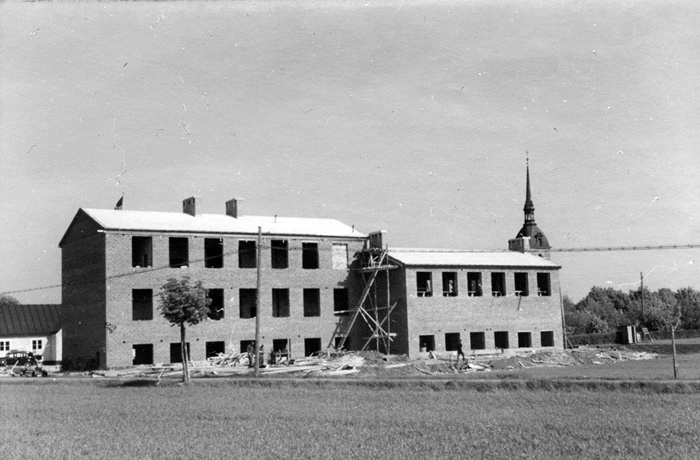Skolbyggnaden under uppbyggnad.