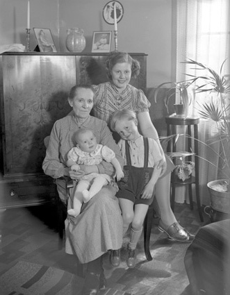 Otto Johnssons fru Judit, barn Gunilla och Ingm...