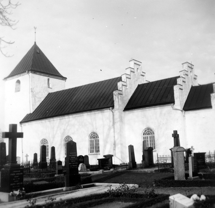 Bjuvs kyrkas fasad åt söder. Foto åt nordnordväst.
