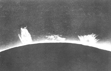 Solprotuberanser vid förmörkelsen den 28 maj 1900.