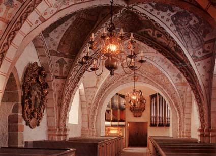 Fulltofta kyrka från 1100-talet med valvmålning...