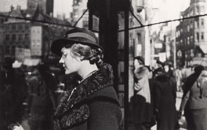 Maj 1938. Isse på shopping.