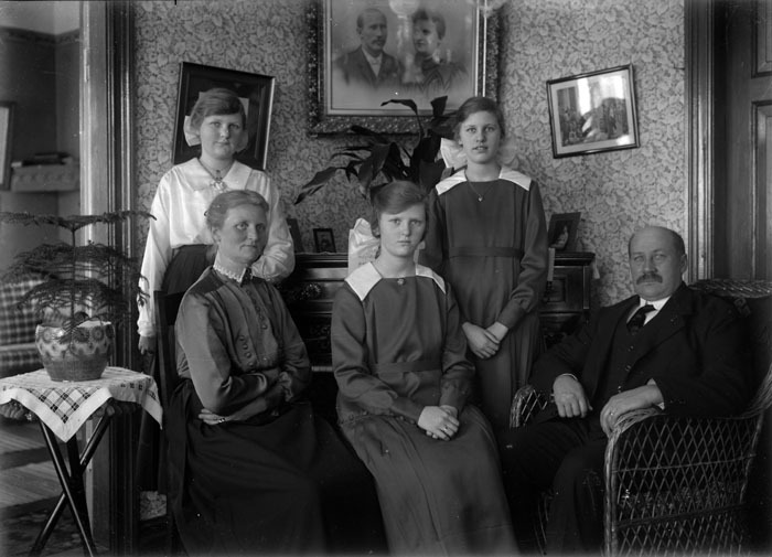Familjen Jönsson, Alfrida med flera.