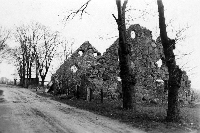 Ruin av uthuslänga byggd av Frans Suell omkr 1800.